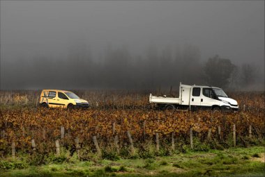 Cote d 'Or, Burgundy, Fransa - 30 Ekim 2024 - İnsanları şarap mahzenlerinde çalıştıran iki araç