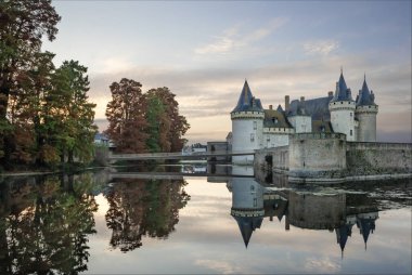 Sully-Sur-loire, Loriet, Loire Valley, Fransa - 5 Kasım 2024 - Sully-Sur-Loire Şatosu sonbaharda bir hendek ve güzel yansımalarla çevrili