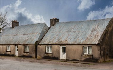 Ballymore, İrlanda Cumhuriyeti - 14 Mart 2024 - Eski ve geleneksel irlandalı evler ve kıvrımlı demir odunları