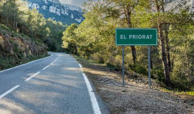 Priorat, İspanya - 10 Aralık 2024 - Priorat bölgesinin şaraplarıyla ünlü olduğuna işaret eden yazı