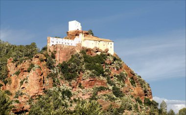 Carretera, Colldejou, Mont-Rig, İspanya - 12 Aralık 2024 - Kayalık tırmanma alanları, panoramik manzaralı ve tarihi bir kilise