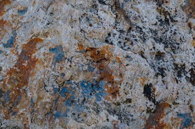 Cambril, Tarragona, İspanya - 17 Aralık 2024 - Pak, pas rengi ve hava kuvvetlerinin mavi dokusu olan doğal kayaların arka planı