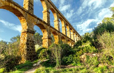 Tarragona, İspanya - 24 Aralık 2024 - Ferreres 'in antik Roma su kanalı