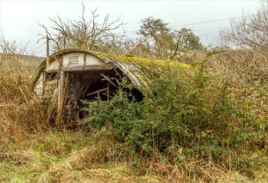 Kelsall, Cheshire, İngiltere - 21 Ocak 2025 - Aşırı gelişmiş bir bölgede kullanılmayan tünel tipi bina