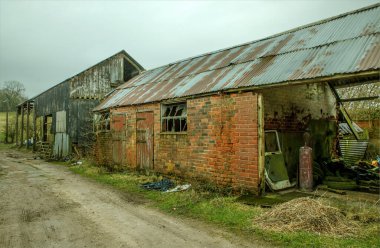 Kelsall, Cheshire, İngiltere - 21 Ocak 2025 - Çöp atmak ve sinek devirmek için Derelict çiftlik binası kullanılıyor