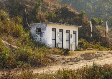 Sarangkat, Nepal - 10 Şubat 2025 - Himalaya dağlarında açık tuvalet bloğu ve yıkanma alanı