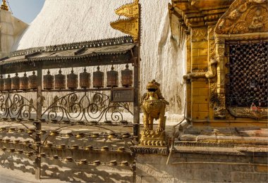 Katmandu, Nepal - 11 Şubat 2025 - Swayambhunath Stupa Duacı tekerlekleri, tereyağı lambaları ve koruyucu aslan heykeli