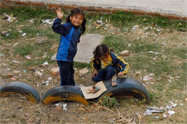 Katmandu, Nepal - 11 Şubat 2025 Okul bahçesinde oynayan iki küçük kız