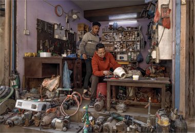Bhaktapur, Nepal - 11 Şubat 2025 - Nepal 'de iki kişinin çalıştığı bir elektrik tamirhanesi