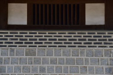 Tahta kapılı eski tuğla duvar. arkaplan.