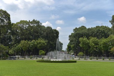 Yazın güzel bir park manzarası, Ho Chi Minh şehrindeki Bağımsızlık Sarayı, Vietnam
