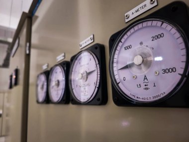 Dört metre bir duvarda, her birinin farklı bir numarası var. Sayılar 3000, 5000, 7000 ve 8000.