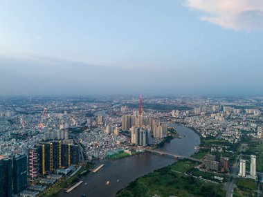 İçinden nehir akan bir şehir. Nehir binalarla çevrilidir. Nehirde tekneler var.