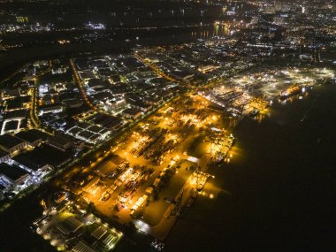 Geceleri bir sürü ışığı olan bir şehir. Binalardaki ve yerdeki ışıklar yanıyor.