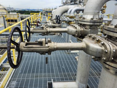 Metal ızgarada bir dizi vana var. Vanalar gümüş ve siyah.