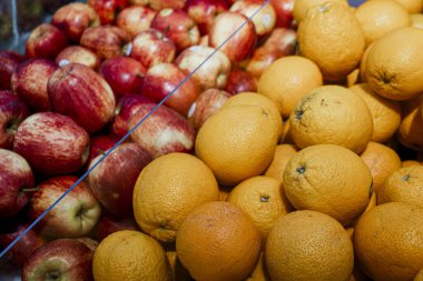 Portakal ve elma yığını. Portakallar sağda ve elmalar solda.
