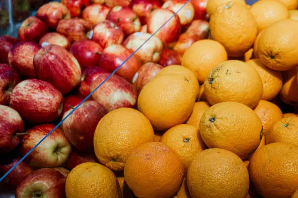 Portakal ve elma yığını. Portakallar sağda ve elmalar solda.