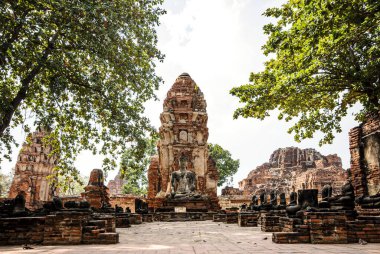 Ortasında Buda heykeli olan büyük bir bina. Heykel birkaç küçük heykelle çevrilidir.