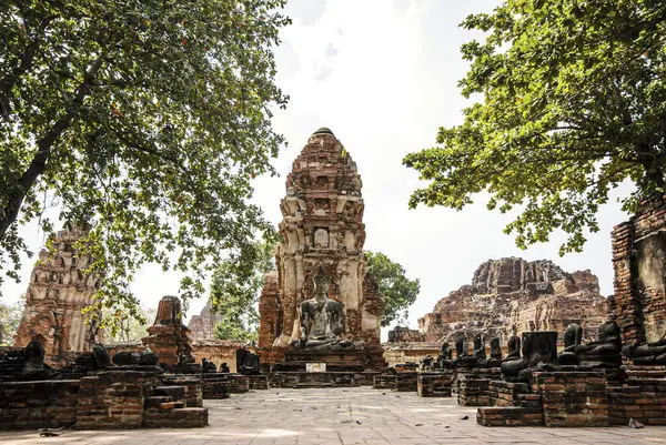 Ortasında Buda heykeli olan büyük bir bina. Heykel birkaç küçük heykelle çevrilidir.