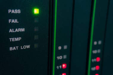 PASS yazan kara kutunun üzerine yeşil ışık yanıyor. Ayrıca kutunun üzerinde 