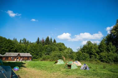 Çadırlarla, ağaç evlerle, turizmle dağlarda kamp yapmak
