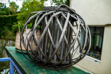 Kız, genç, omuzlarında bir battaniyeyle, bir taşın üzerinde, bir nehrin ortasında, çalılıklar, orman, poz, yaz, gün, seyahat, turizm, park, yürüyüş, göl 