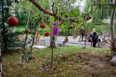 Dallardan, çiçeklerden, elmalardan, ağaç dallarında asılı duran dekoratif çerçeveler, süslü, nakışlı elementler, güzel, dekorasyon, kompozisyon, tatil, park, bahçe, çiçekçilik