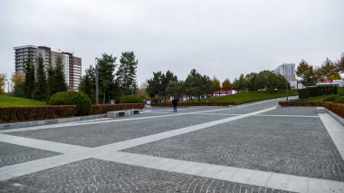  Parktaki geniş kaldırım taşı yolda, bir çocuk yürüyor, çok katlı binalar, sonbahar, sarı, yapraklar, çalılar, manzara, dekoratif, gezi, yürüyüş