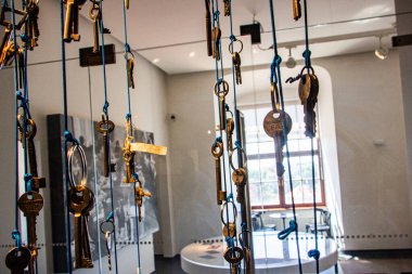 Müzedeki çeşitli anahtarlar, büyük ya da küçük, tellere asılmış, makro, pencerenin önünde, orijinal, cam kapı, sergi, yürüyüş, turistler, Avrupa, seyahat, sergi,