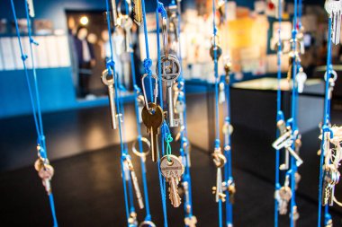 Müzedeki çeşitli anahtarlar, büyük ya da küçük, tellere asılmış, makro, pencerenin önünde, orijinal, cam kapı, sergi, yürüyüş, turistler, Avrupa, seyahat, sergi,