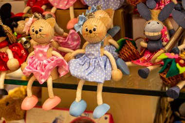 Dekoratif ahşap kediler, tavşanlar, bezelye elbisesi, sepet, oturma, fuar, dekoratif, yürüyüş, turistler, Avrupa, seyahat, oyuncak