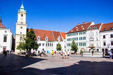 Times 'ın, belediye binasının, meydanın, tarihi merkezin, çatıların, eski şehrin dekoratif kulelerinin, açılış balkonunun, evlerin duvarlarının, gökyüzünün, Avrupa' nın arka planının, turistlerin, insanların, yürüyüşün, seyahatin olduğu bir kule.,