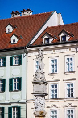 Çeşmedeki anıt, tasvir edilmiş insanlar, eski şehir, meydan, tarihi merkez, dekoratif kiremitli çatılar, kuleler, evler, Avrupa, seyahat,