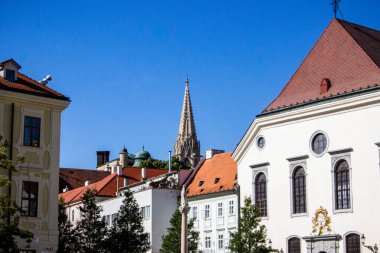 heykel, bir sütunda, sıva, şehir merkezinde kare, zarif bir binanın ön cephesi, barok tarzı, dört katlı, rahat, geniş cadde, yüksek perdeli çatılar, ağaçlar, Avrupa, merkez, seyahat, 