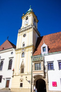 Zamanlı kule, belediye binası, meydan, tarihi merkez, çatılarda dekoratif kuleler, eski şehir, balkon, evlerde sıva, gökyüzünün arka planı, turistler, müze, Avrupa, seyahat,