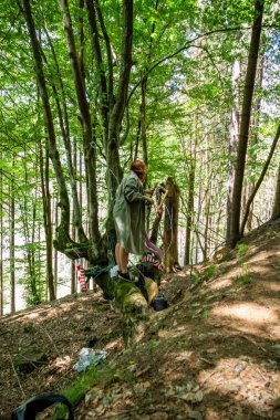 Kız, bir ağaçta, ormanda, yatak örtüsünde, çeşitli nesneler, dekorasyonlar, yatak örtüsü, çoraplar, çerçeve, süpürge, fotoğraf çekimi, poz, güneş parlaması, orijinal tasarım, 