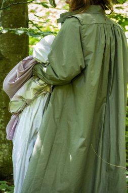 Kız, ormanda yürüyor, makro, yakın çekim, boncuklar, elinde bir battaniye, poz, güneş parlıyor, yaz, bahar, dinlenme, orijinal yürüyüş, kadın, 