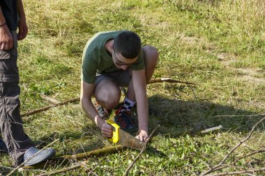 9 yaşındaki çocuk cam bir standın yanında heykelcikler, sergiler, kep, sırt çantası, müze, parke, yürüyüş, gezi, yaz, tatil, seyahat, turizm