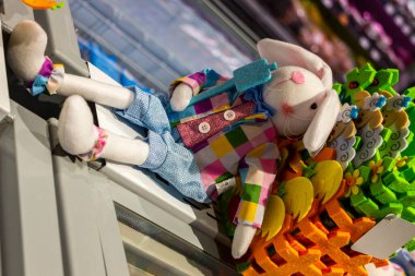 Paskalya tavşanı, yumuşak oyuncak, beyaz, uzun bacaklar, sepetlere yaslanarak oturmak, sarı keçeli horozlar, kır tarzı, çok renkli, kumaş, tatil