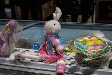 Paskalya tavşanı, yumuşak oyuncak, kız, beyaz, uzun bacaklar, oturma, eğilme, sepet, yumurta, dekorasyon, kır tarzı, renkli, kumaş, tatil