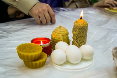 Sarı mumlar, doğal balmumu, yanan, beyaz tavuk yumurtası, resim, boya makinesi, Paskalya, eller, kalem, ana sınıf, yapısal, çarpık, döküm, tasvir edilmiş melek, el yapımı, orijinal, tatil hazırlığı, çocukluk,