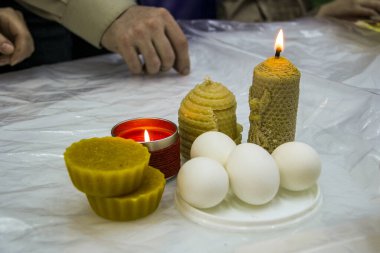 Sarı mumlar, doğal balmumu, yanan, beyaz tavuk yumurtası, resim, boya makinesi, Paskalya, eller, kalem, ana sınıf, yapısal, çarpık, döküm, tasvir edilmiş melek, el yapımı, orijinal, tatil hazırlığı, çocukluk,