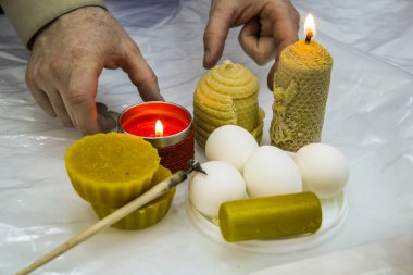 Eller, sarı mumlar, doğal balmumu, yanan, beyaz tavuk yumurtaları, boya aleti, Paskalya, eller, kalem, usta sınıfı, yapısal, çarpık, tasvir edilmiş melek, el yapımı, orijinal, tatil hazırlığı, çocukluk,