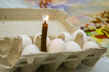 Sarı mumlar, doğal balmumu, yanan, kutunun içinde duran, beyaz tavuk yumurtaları, resim, Paskalya, tatil hazırlığı, çocukluk, master sınıfı.,
