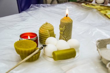 Sarı mumlar, doğal balmumu, yanan, beyaz tavuk yumurtası, resim, boya makinesi, Paskalya, eller, kalem, ana sınıf, yapısal, çarpık, döküm, tasvir edilmiş melek, el yapımı, orijinal, tatil hazırlığı, çocukluk,
