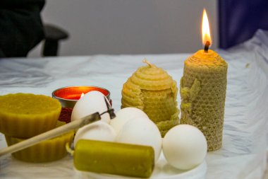 Sarı mumlar, doğal balmumu, yanan, beyaz tavuk yumurtası, resim, boya makinesi, Paskalya, eller, kalem, ana sınıf, yapısal, çarpık, döküm, tasvir edilmiş melek, el yapımı, orijinal, tatil hazırlığı, çocukluk,