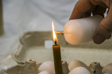 Sarı mumlar, ışıklar bir, doğal balmumu, yanık, bir kutuda duruyor, beyaz tavuk yumurtaları, resim, Paskalya, tatil hazırlığı, çocukluk, master sınıfı,