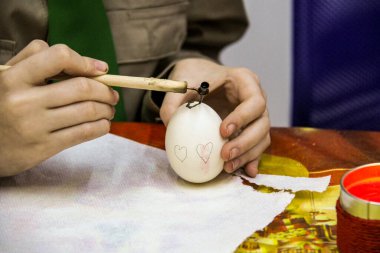 Çocuklar resim yapar, boyama cihazı, beyaz tavuk yumurtası, balmumu, boyalı model, el, orijinal, resim, kalem, masa, paskalya, el işi, tatil hazırlığı, çocukluk, master sınıfı, çocuklar,