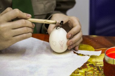 Çocuklar resim yapar, boyama cihazı, beyaz tavuk yumurtası, balmumu, boyalı model, el, orijinal, resim, kalem, masa, paskalya, el işi, tatil hazırlığı, çocukluk, master sınıfı, çocuklar,