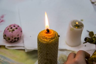 Mum alevi, çocuk eli, elinde beyaz bir tavuk yumurtası, masa, balmumuyla boyanmış, orijinal, resim, Paskalya, el işi, bayram hazırlığı, çocukluk, master sınıfı, çocuklar.,